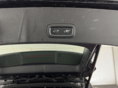 Volvo XC40 Recharge P8 AWD R-Design [ 3-Fase ] { SOH-89%} (INCL-BTW) *PANO | LEATHER-ALCANTARA | DIGI-COCKPIT | FULL-LED | PREMIUM-AUDIO | CARPLAY | KEYLESS | NAVI-FULLMAP | ECC | PDC | HEATED-SPORTSEATS | BLIS | PRIVACY-GLASS | 19''ALU*