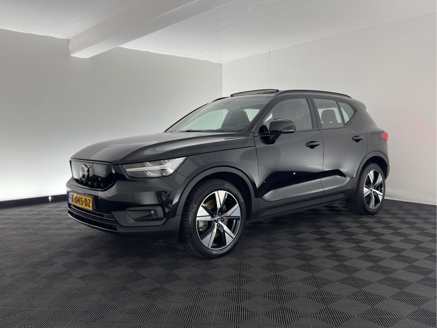 Volvo XC40 Recharge P8 AWD R-Design [ 3-Fase ] { SOH-89%} (INCL-BTW) *PANO | LEATHER-ALCANTARA | DIGI-COCKPIT | FULL-LED | PREMIUM-AUDIO | CARPLAY | KEYLESS | NAVI-FULLMAP | ECC | PDC | HEATED-SPORTSEATS | BLIS | PRIVACY-GLASS | 19''ALU*