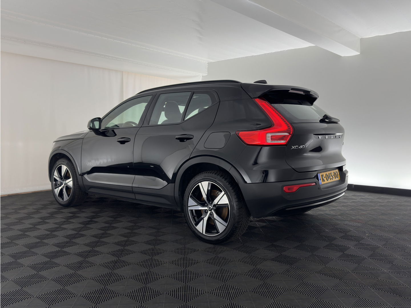 Volvo XC40 Recharge P8 AWD R-Design [ 3-Fase ] { SOH-89%} (INCL-BTW) *PANO | LEATHER-ALCANTARA | DIGI-COCKPIT | FULL-LED | PREMIUM-AUDIO | CARPLAY | KEYLESS | NAVI-FULLMAP | ECC | PDC | HEATED-SPORTSEATS | BLIS | PRIVACY-GLASS | 19''ALU*