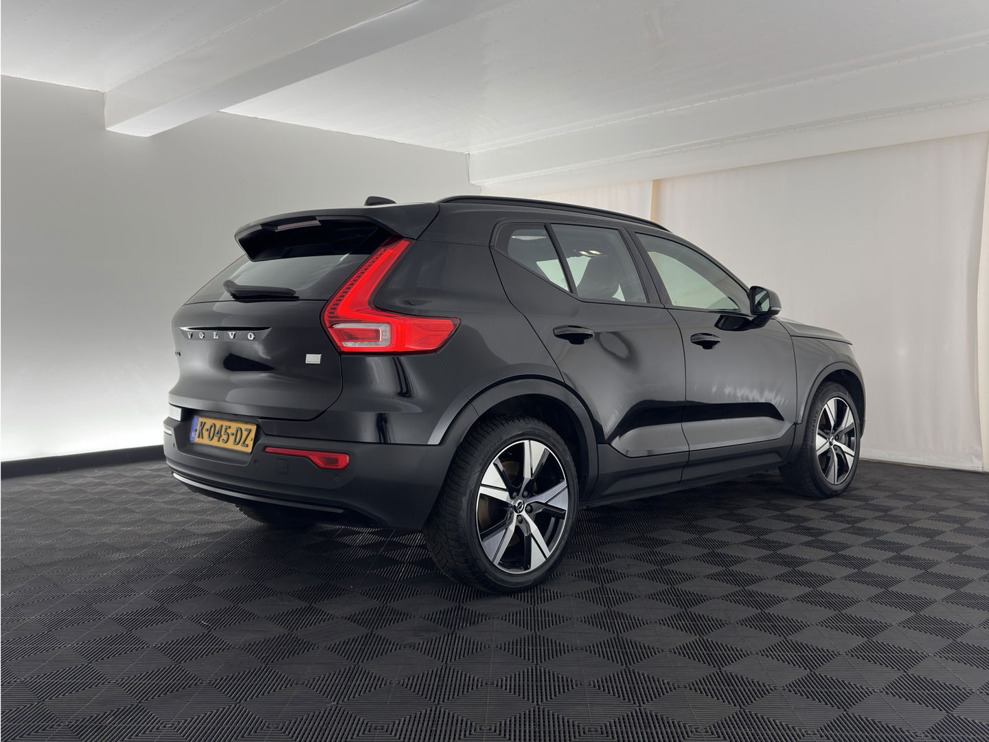 Volvo XC40 Recharge P8 AWD R-Design [ 3-Fase ] { SOH-89%} (INCL-BTW) *PANO | LEATHER-ALCANTARA | DIGI-COCKPIT | FULL-LED | PREMIUM-AUDIO | CARPLAY | KEYLESS | NAVI-FULLMAP | ECC | PDC | HEATED-SPORTSEATS | BLIS | PRIVACY-GLASS | 19''ALU*