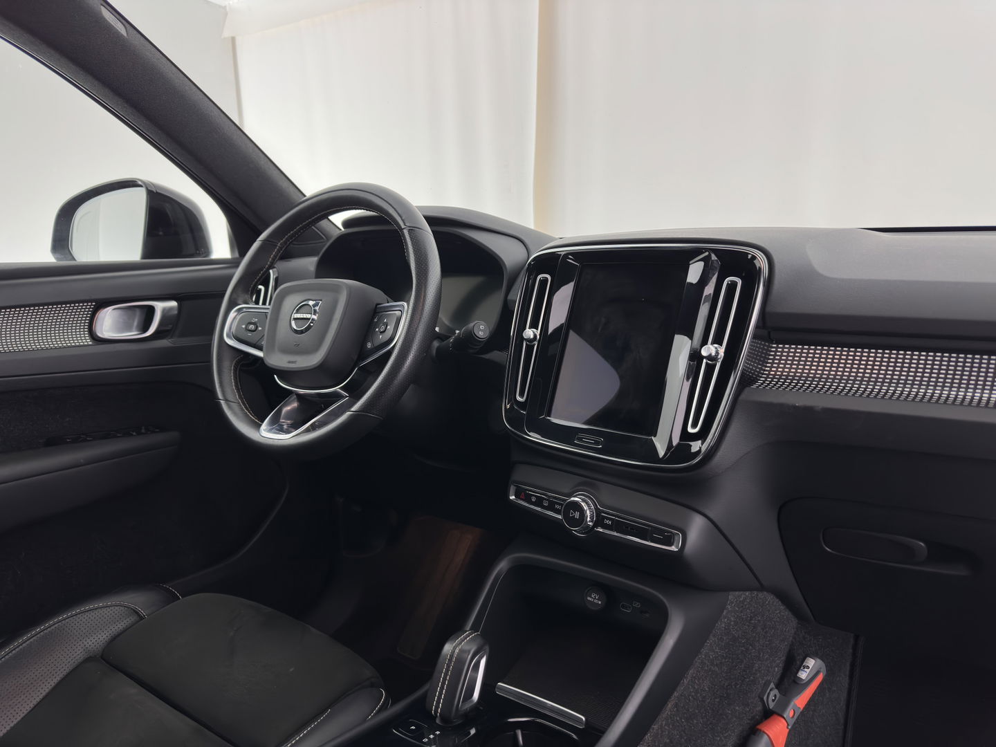 Volvo XC40 Recharge P8 AWD R-Design [ 3-Fase ] { SOH-89%} (INCL-BTW) *PANO | LEATHER-ALCANTARA | DIGI-COCKPIT | FULL-LED | PREMIUM-AUDIO | CARPLAY | KEYLESS | NAVI-FULLMAP | ECC | PDC | HEATED-SPORTSEATS | BLIS | PRIVACY-GLASS | 19''ALU*