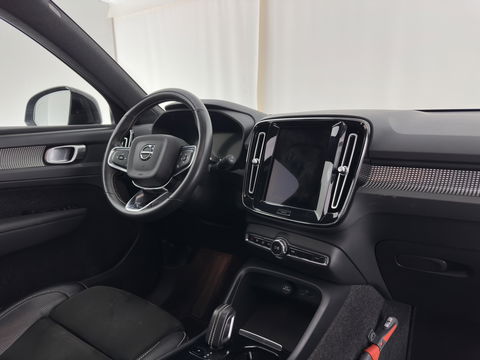 Volvo XC40 Recharge P8 AWD R-Design [ 3-Fase ] { SOH-89%} (INCL-BTW) *PANO | LEATHER-ALCANTARA | DIGI-COCKPIT | FULL-LED | PREMIUM-AUDIO | CARPLAY | KEYLESS | NAVI-FULLMAP | ECC | PDC | HEATED-SPORTSEATS | BLIS | PRIVACY-GLASS | 19''ALU*