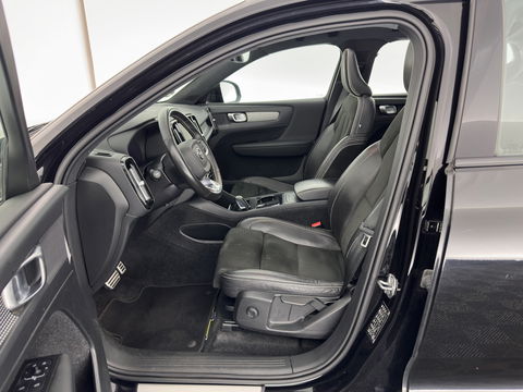 Volvo XC40 Recharge P8 AWD R-Design [ 3-Fase ] { SOH-89%} (INCL-BTW) *PANO | LEATHER-ALCANTARA | DIGI-COCKPIT | FULL-LED | PREMIUM-AUDIO | CARPLAY | KEYLESS | NAVI-FULLMAP | ECC | PDC | HEATED-SPORTSEATS | BLIS | PRIVACY-GLASS | 19''ALU*