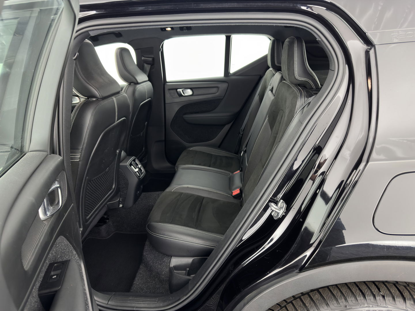 Volvo XC40 Recharge P8 AWD R-Design [ 3-Fase ] { SOH-89%} (INCL-BTW) *PANO | LEATHER-ALCANTARA | DIGI-COCKPIT | FULL-LED | PREMIUM-AUDIO | CARPLAY | KEYLESS | NAVI-FULLMAP | ECC | PDC | HEATED-SPORTSEATS | BLIS | PRIVACY-GLASS | 19''ALU*