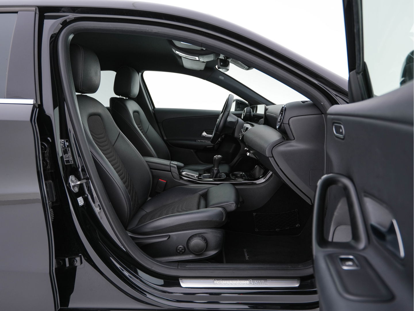 Mercedes-Benz A-Klasse 160 Business Solution (INCL-BTW) *LEATHER- FABRIC | FULL-LED | WIDE-SCREEN-COCKPIT | CAMERA | NAVI-FULLMAP | HEATED-COMFORTSEATS | ECC | PRIVACY-GLASS | PDC | KEYLESS | CRUISE | CARBON-INLAY | 16''ALU*