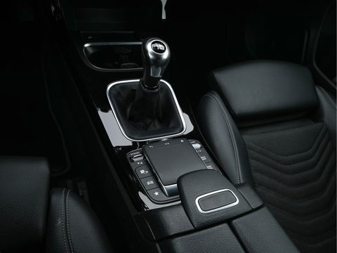 Mercedes-Benz A-Klasse 160 Business Solution (INCL-BTW) *LEATHER- FABRIC | FULL-LED | WIDE-SCREEN-COCKPIT | CAMERA | NAVI-FULLMAP | HEATED-COMFORTSEATS | ECC | PRIVACY-GLASS | PDC | KEYLESS | CRUISE | CARBON-INLAY | 16''ALU*
