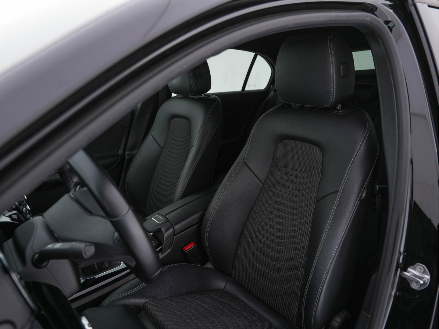 Mercedes-Benz A-Klasse 160 Business Solution (INCL-BTW) *LEATHER- FABRIC | FULL-LED | WIDE-SCREEN-COCKPIT | CAMERA | NAVI-FULLMAP | HEATED-COMFORTSEATS | ECC | PRIVACY-GLASS | PDC | KEYLESS | CRUISE | CARBON-INLAY | 16''ALU*