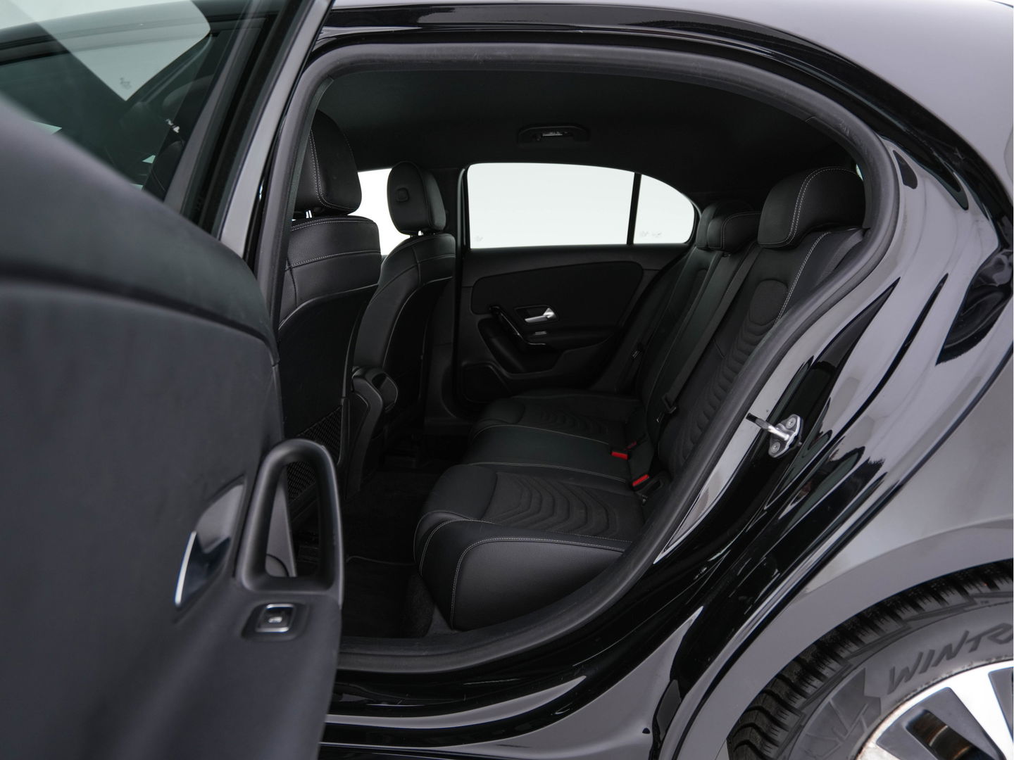 Mercedes-Benz A-Klasse 160 Business Solution (INCL-BTW) *LEATHER- FABRIC | FULL-LED | WIDE-SCREEN-COCKPIT | CAMERA | NAVI-FULLMAP | HEATED-COMFORTSEATS | ECC | PRIVACY-GLASS | PDC | KEYLESS | CRUISE | CARBON-INLAY | 16''ALU*