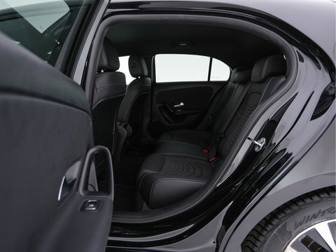 Mercedes-Benz A-Klasse 160 Business Solution (INCL-BTW) *LEATHER- FABRIC | FULL-LED | WIDE-SCREEN-COCKPIT | CAMERA | NAVI-FULLMAP | HEATED-COMFORTSEATS | ECC | PRIVACY-GLASS | PDC | KEYLESS | CRUISE | CARBON-INLAY | 16''ALU*