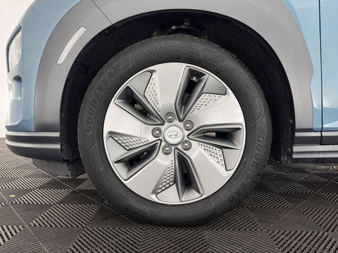Hyundai KONA EV Premium 64 kWh [ 3-Fase ] {SOH-100%} *PANO | LEATHER | KRELL-AUDIO | HEAD-UP | FULL-LED | NAVI-FULLMAP | DAB | ADAPT.CRUISE | KEYLESS | CAMERA | BLIND-SPOT | LANE-ASSIST | DIGI-COCKPIT | COMFORT-SEATS | TOWBAR | 17''ALU*