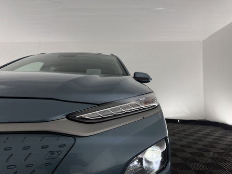 Hyundai KONA EV Premium 64 kWh [ 3-Fase ] {SOH-100%} *PANO | LEATHER | KRELL-AUDIO | HEAD-UP | FULL-LED | NAVI-FULLMAP | DAB | ADAPT.CRUISE | KEYLESS | CAMERA | BLIND-SPOT | LANE-ASSIST | DIGI-COCKPIT | COMFORT-SEATS | TOWBAR | 17''ALU*