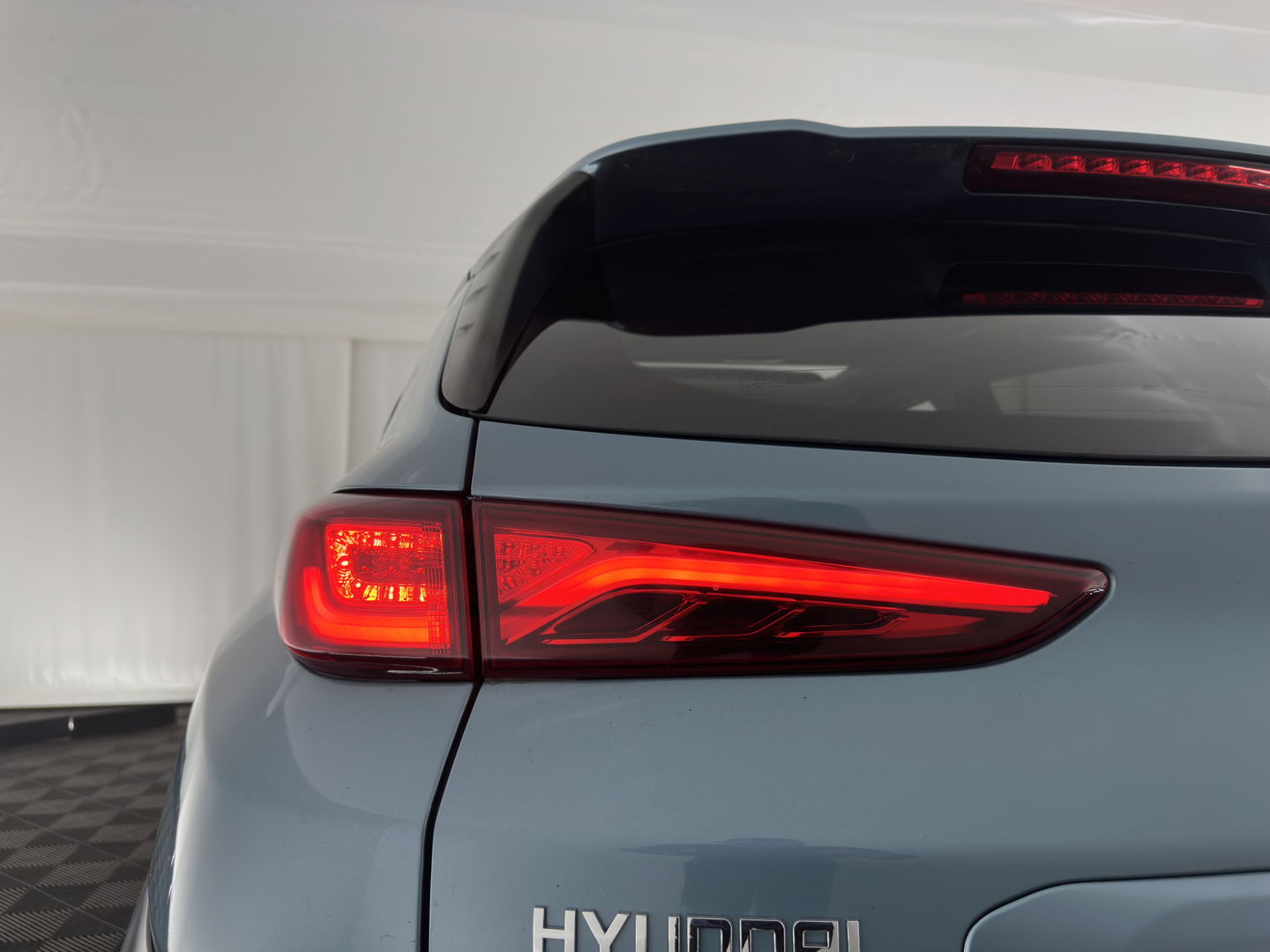 Hyundai KONA EV Premium 64 kWh [ 3-Fase ] {SOH-100%} *PANO | LEATHER | KRELL-AUDIO | HEAD-UP | FULL-LED | NAVI-FULLMAP | DAB | ADAPT.CRUISE | KEYLESS | CAMERA | BLIND-SPOT | LANE-ASSIST | DIGI-COCKPIT | COMFORT-SEATS | TOWBAR | 17''ALU*