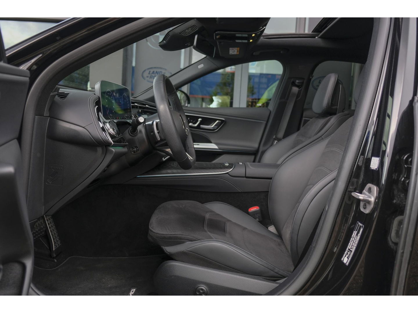 Mercedes-Benz E-Klasse E300e AMG 313pk Hybrid Panoramadak Superscreen Night pakket MBUX Digital light NLauto Keyless 20" LMV