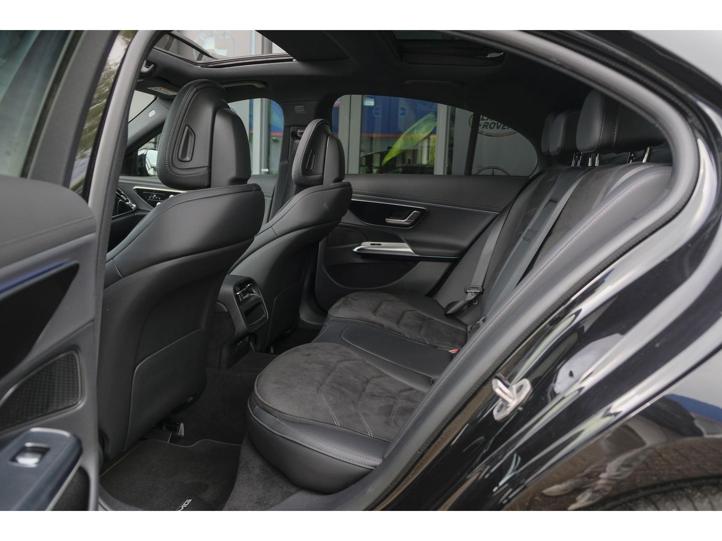 Mercedes-Benz E-Klasse E300e AMG 313pk Hybrid Panoramadak Superscreen Night pakket MBUX Digital light NLauto Keyless 20" LMV