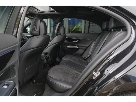Mercedes-Benz E-Klasse E300e AMG 313pk Hybrid Panoramadak Superscreen Night pakket MBUX Digital light NLauto Keyless 20" LMV