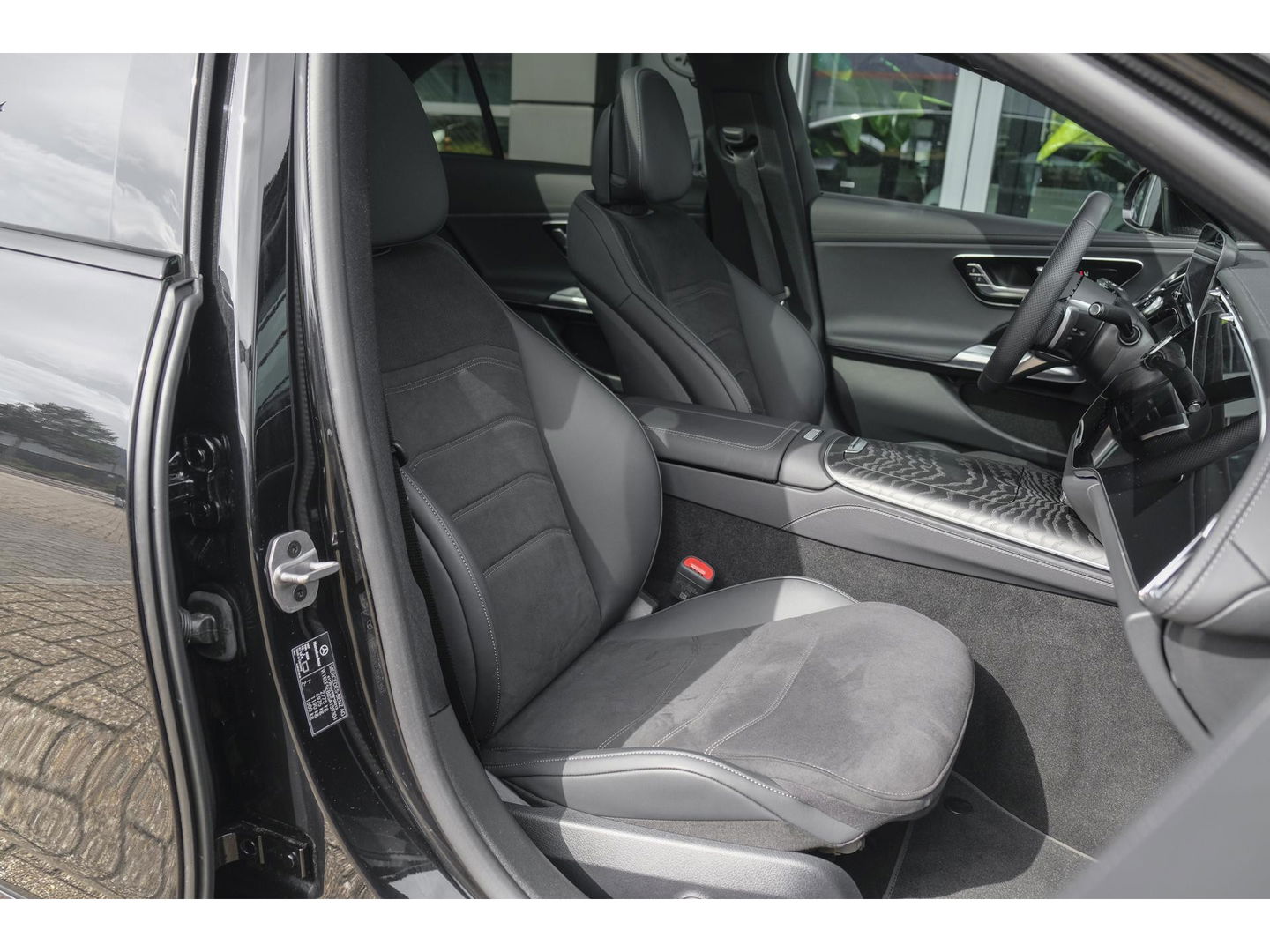 Mercedes-Benz E-Klasse E300e AMG 313pk Hybrid Panoramadak Superscreen Night pakket MBUX Digital light NLauto Keyless 20" LMV