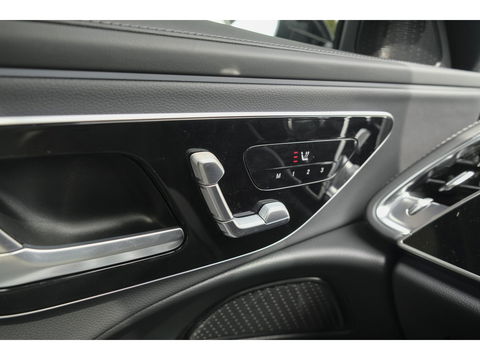 Mercedes-Benz E-Klasse E300e AMG 313pk Hybrid Panoramadak Superscreen Night pakket MBUX Digital light NLauto Keyless 20" LMV