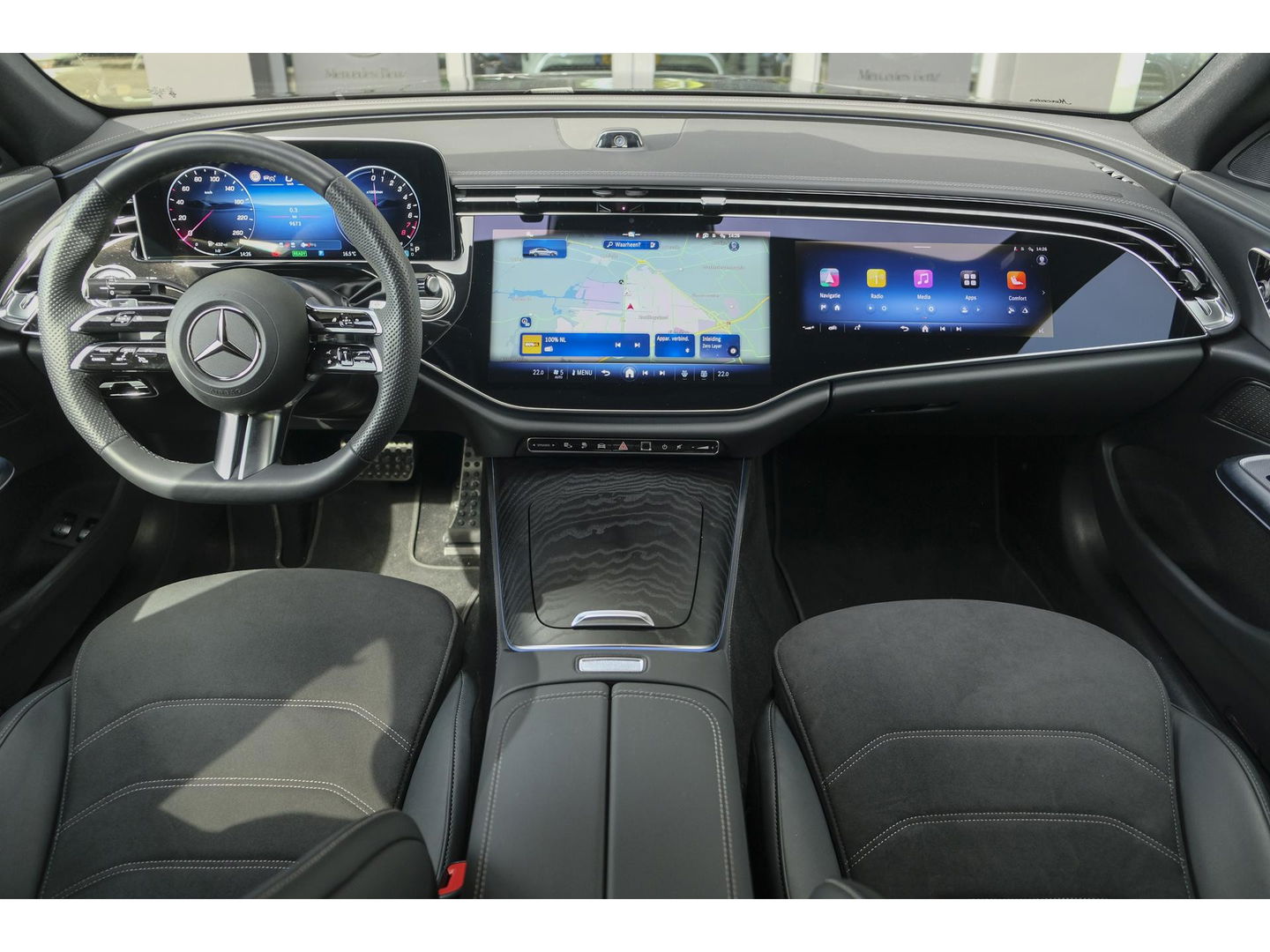 Mercedes-Benz E-Klasse E300e AMG 313pk Hybrid Panoramadak Superscreen Night pakket MBUX Digital light NLauto Keyless 20" LMV
