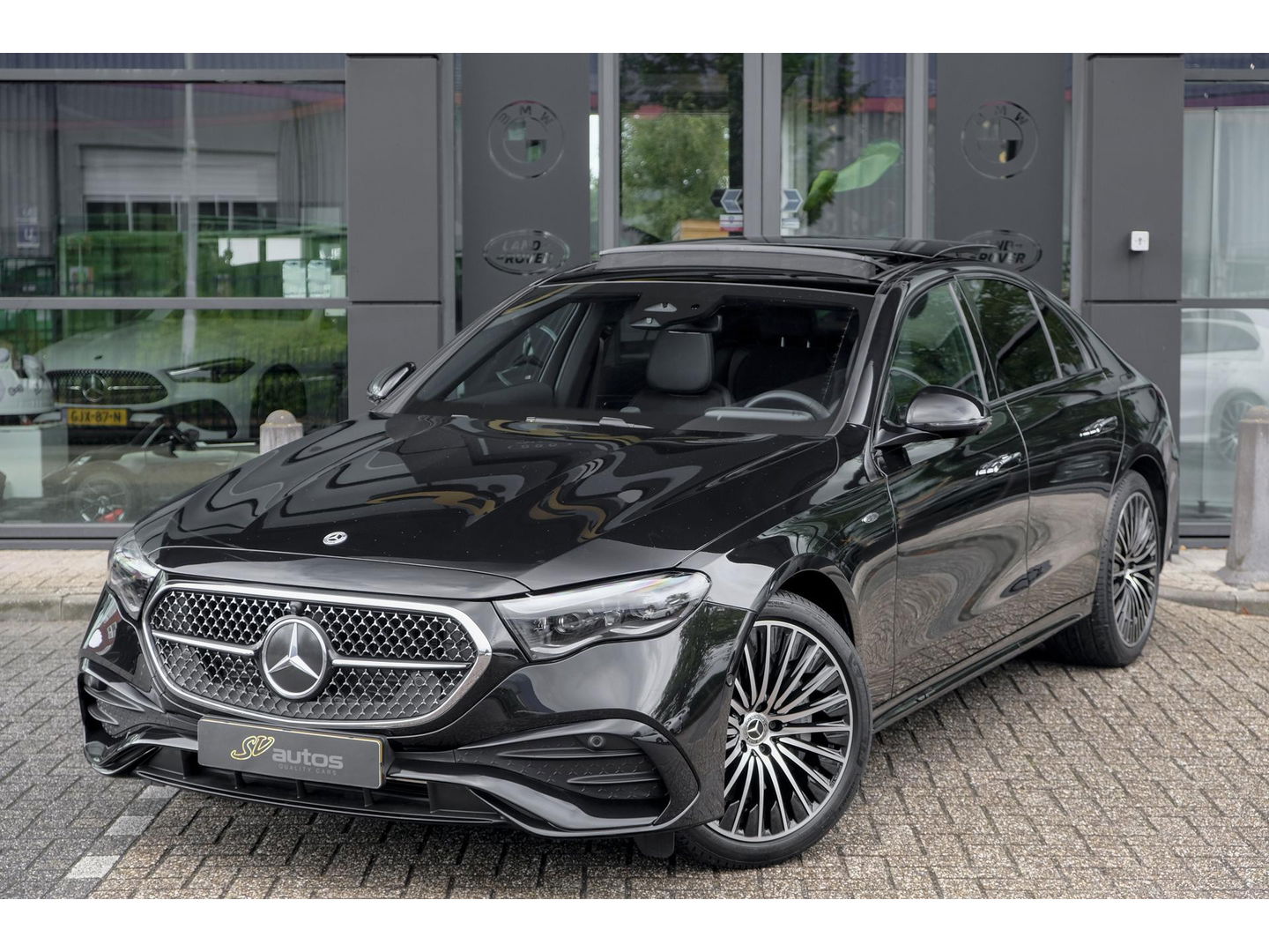 Mercedes-Benz E-Klasse E300e AMG 313pk Hybrid Panoramadak Superscreen Night pakket MBUX Digital light NLauto Keyless 20" LMV