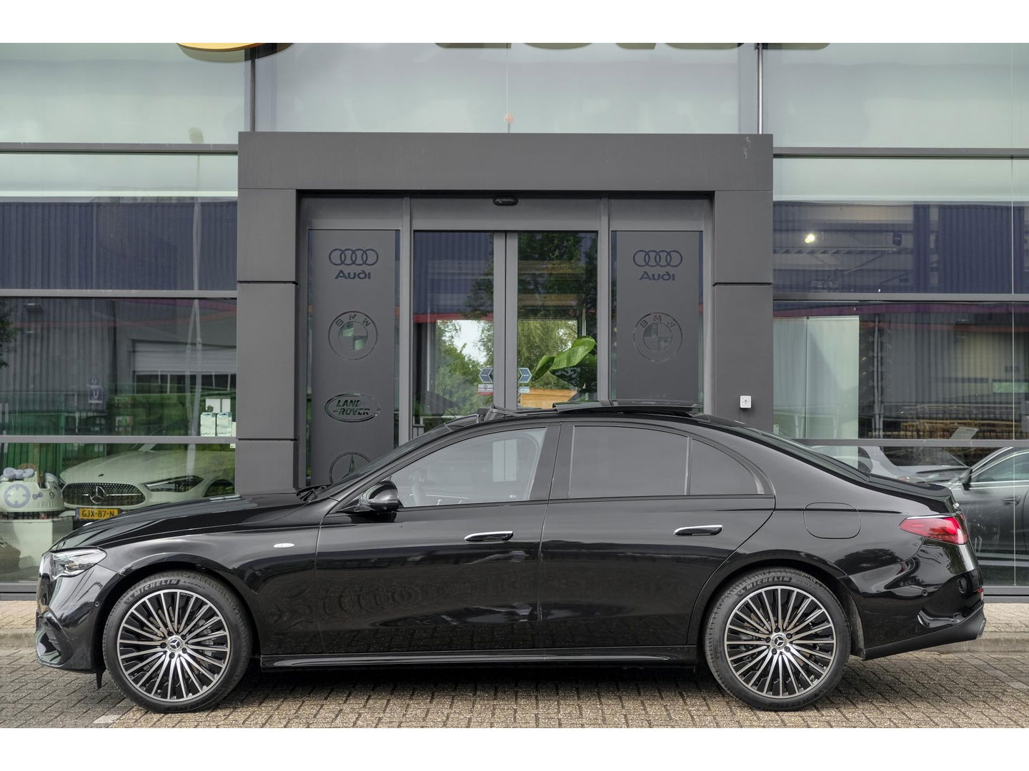 Mercedes-Benz E-Klasse E300e AMG 313pk Hybrid Panoramadak Superscreen Night pakket MBUX Digital light NLauto Keyless 20" LMV