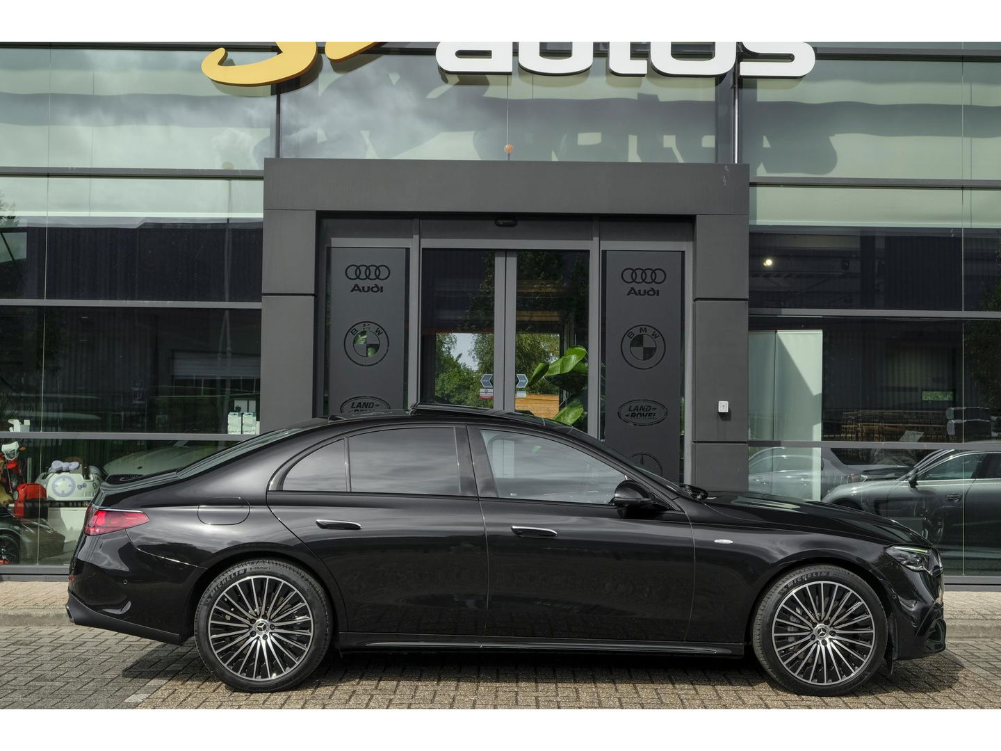 Mercedes-Benz E-Klasse E300e AMG 313pk Hybrid Panoramadak Superscreen Night pakket MBUX Digital light NLauto Keyless 20" LMV