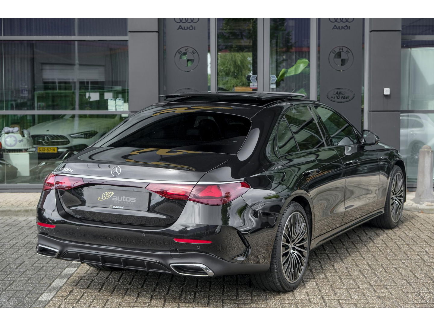 Mercedes-Benz E-Klasse E300e AMG 313pk Hybrid Panoramadak Superscreen Night pakket MBUX Digital light NLauto Keyless 20" LMV