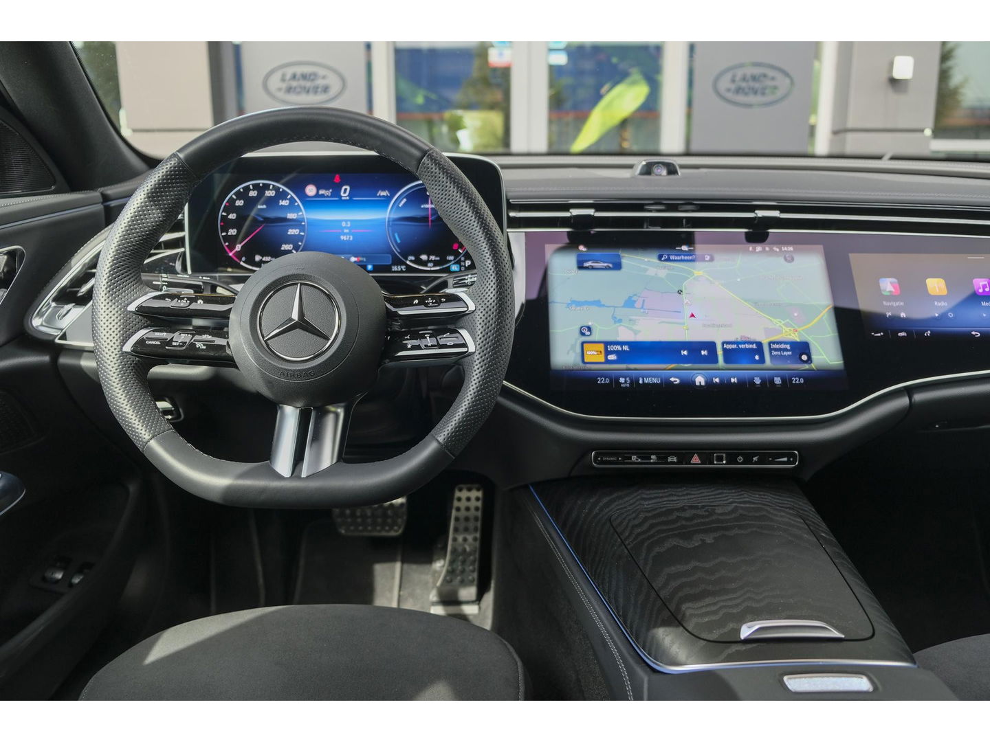 Mercedes-Benz E-Klasse E300e AMG 313pk Hybrid Panoramadak Superscreen Night pakket MBUX Digital light NLauto Keyless 20" LMV