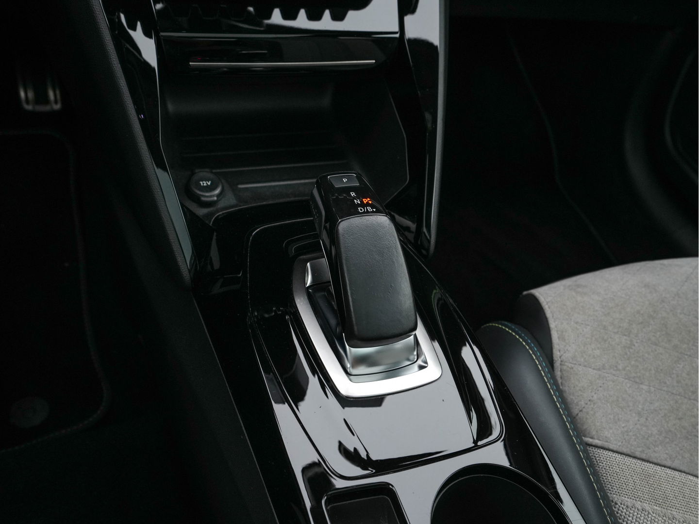 Peugeot e-208 EV GT-Line 350 50 kWh (INCL-BTW) *PANO | FULL-LED | DIGI-COCKPIT | BLINDSPOT | CAMERA | LEATHER-ALCANTARA | AMBIENT-LIGHT | NAVI-FULLMAP | LANE-ASSIST | KEYLESS | DAB | CCS-FASTLOADER | HEATED-SPORTSEATS | 17"ALU