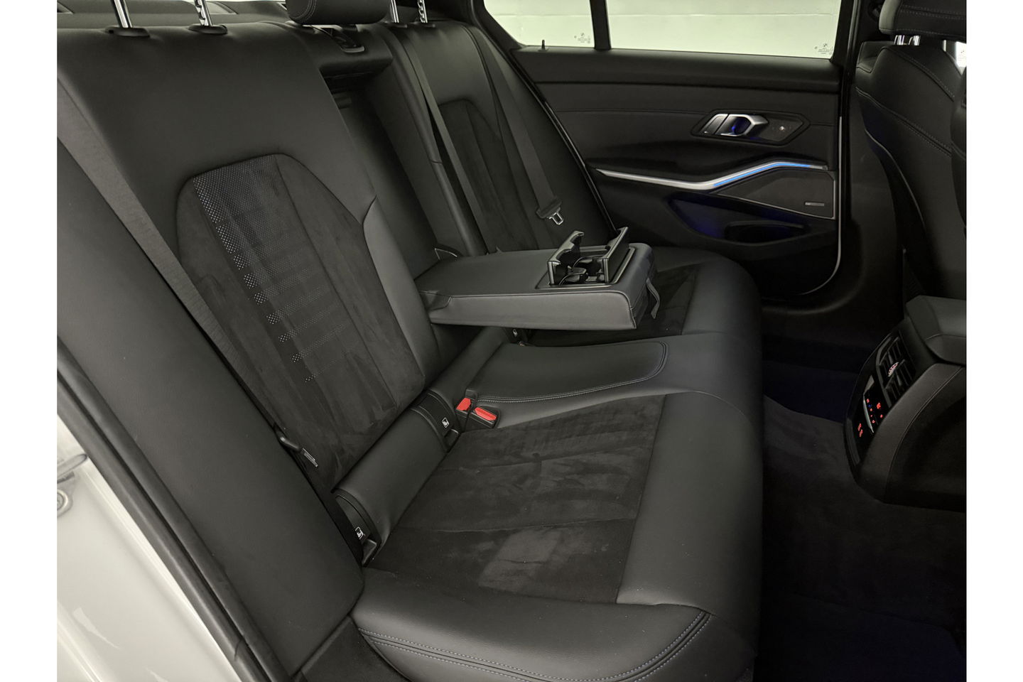 BMW 3-serie 320i 184PK Executive Edition M-sport | Sfeerverlichting | LED | Virtual Cockpit | HuD | Harman/Kardon | Carplay | 18"LMV