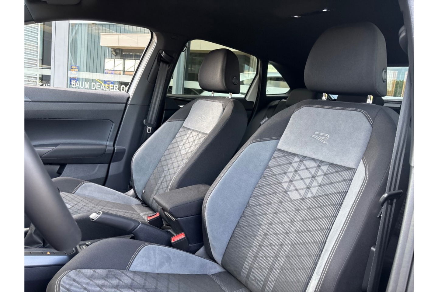 Volkswagen Taigo 1.0 TSI R-LINE AIRCO NAVI CARPLAY PDC STOELVERW.