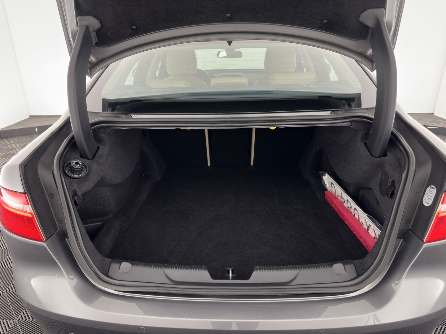 Jaguar XE 2.0 D Prestige [ DISTRIBUTIE-HOORBAAR ] Aut. *LUXURY-LEATHER | XENON | NAVI-FULLMAP | CAMERA | HEATED-COMFORTSEATS | ECC | KEYLESS | SHIFT-PADDLES | LANE-ASSIST |  PDC | CRUISE | TOWBAR | 17''ALU*