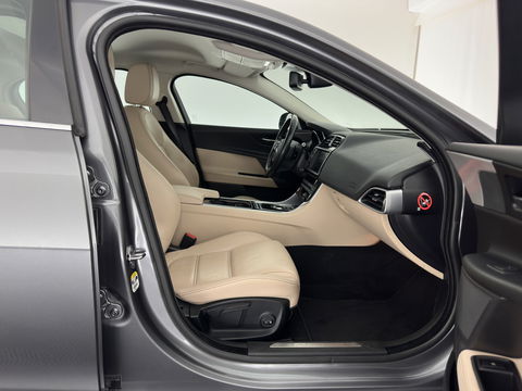 Jaguar XE 2.0 D Prestige [ DISTRIBUTIE-HOORBAAR ] Aut. *LUXURY-LEATHER | XENON | NAVI-FULLMAP | CAMERA | HEATED-COMFORTSEATS | ECC | KEYLESS | SHIFT-PADDLES | LANE-ASSIST |  PDC | CRUISE | TOWBAR | 17''ALU*