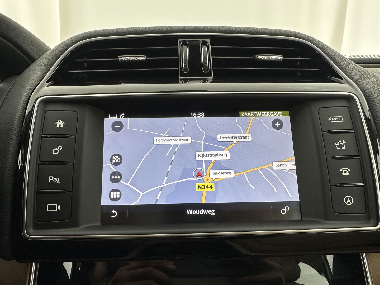 Jaguar XE 2.0 D Prestige [ DISTRIBUTIE-HOORBAAR ] Aut. *LUXURY-LEATHER | XENON | NAVI-FULLMAP | CAMERA | HEATED-COMFORTSEATS | ECC | KEYLESS | SHIFT-PADDLES | LANE-ASSIST |  PDC | CRUISE | TOWBAR | 17''ALU*