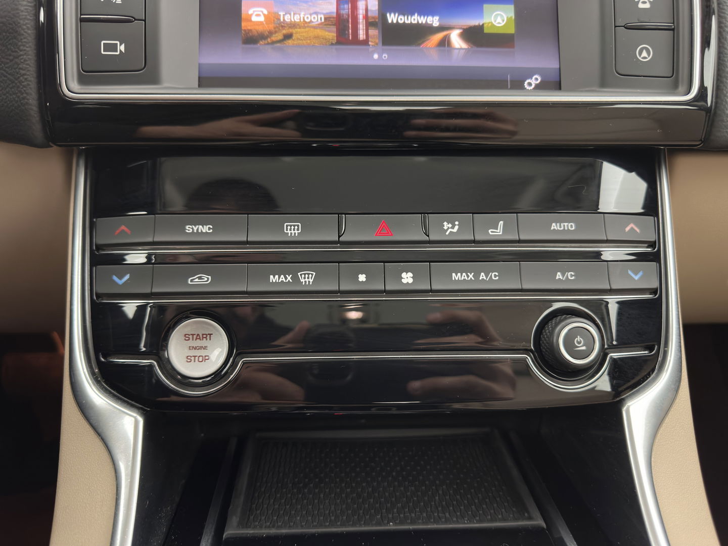 Jaguar XE 2.0 D Prestige [ DISTRIBUTIE-HOORBAAR ] Aut. *LUXURY-LEATHER | XENON | NAVI-FULLMAP | CAMERA | HEATED-COMFORTSEATS | ECC | KEYLESS | SHIFT-PADDLES | LANE-ASSIST |  PDC | CRUISE | TOWBAR | 17''ALU*
