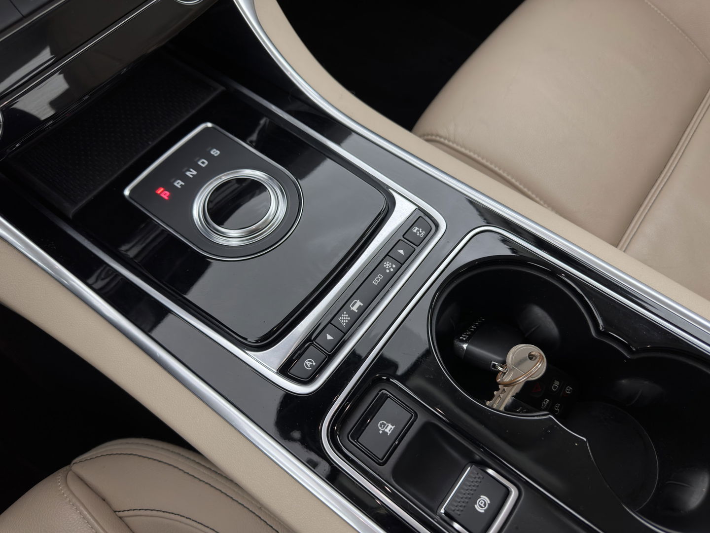 Jaguar XE 2.0 D Prestige [ DISTRIBUTIE-HOORBAAR ] Aut. *LUXURY-LEATHER | XENON | NAVI-FULLMAP | CAMERA | HEATED-COMFORTSEATS | ECC | KEYLESS | SHIFT-PADDLES | LANE-ASSIST |  PDC | CRUISE | TOWBAR | 17''ALU*