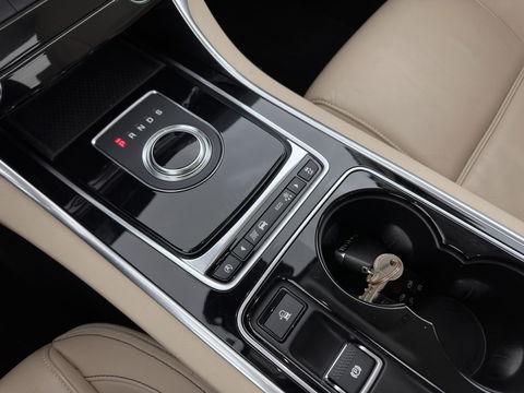 Jaguar XE 2.0 D Prestige [ DISTRIBUTIE-HOORBAAR ] Aut. *LUXURY-LEATHER | XENON | NAVI-FULLMAP | CAMERA | HEATED-COMFORTSEATS | ECC | KEYLESS | SHIFT-PADDLES | LANE-ASSIST |  PDC | CRUISE | TOWBAR | 17''ALU*