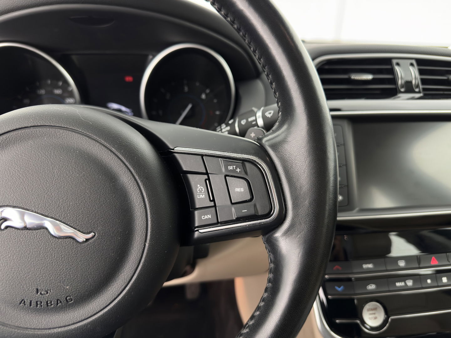 Jaguar XE 2.0 D Prestige [ DISTRIBUTIE-HOORBAAR ] Aut. *LUXURY-LEATHER | XENON | NAVI-FULLMAP | CAMERA | HEATED-COMFORTSEATS | ECC | KEYLESS | SHIFT-PADDLES | LANE-ASSIST |  PDC | CRUISE | TOWBAR | 17''ALU*