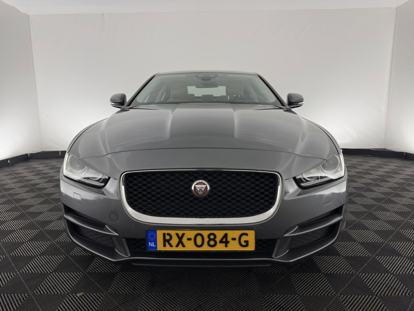 Jaguar XE 2.0 D Prestige [ DISTRIBUTIE-HOORBAAR ] Aut. *LUXURY-LEATHER | XENON | NAVI-FULLMAP | CAMERA | HEATED-COMFORTSEATS | ECC | KEYLESS | SHIFT-PADDLES | LANE-ASSIST |  PDC | CRUISE | TOWBAR | 17''ALU*