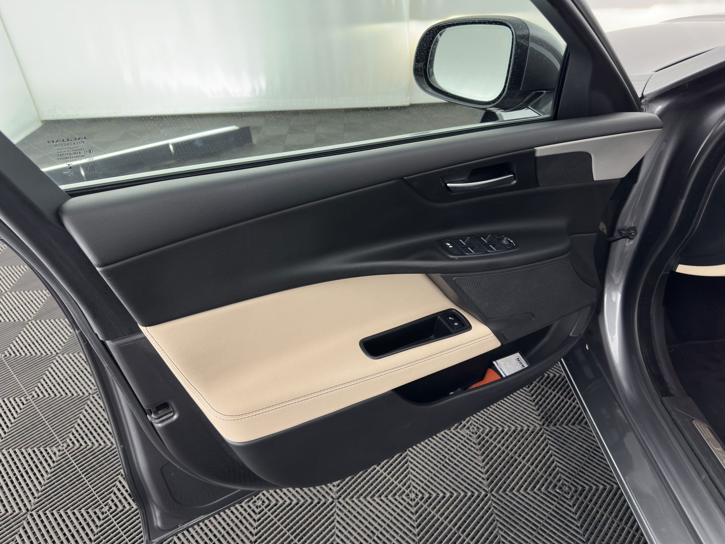 Jaguar XE 2.0 D Prestige [ DISTRIBUTIE-HOORBAAR ] Aut. *LUXURY-LEATHER | XENON | NAVI-FULLMAP | CAMERA | HEATED-COMFORTSEATS | ECC | KEYLESS | SHIFT-PADDLES | LANE-ASSIST |  PDC | CRUISE | TOWBAR | 17''ALU*