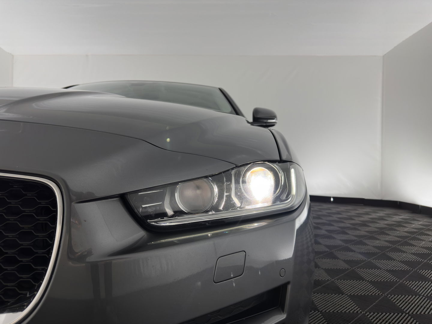 Jaguar XE 2.0 D Prestige [ DISTRIBUTIE-HOORBAAR ] Aut. *LUXURY-LEATHER | XENON | NAVI-FULLMAP | CAMERA | HEATED-COMFORTSEATS | ECC | KEYLESS | SHIFT-PADDLES | LANE-ASSIST |  PDC | CRUISE | TOWBAR | 17''ALU*
