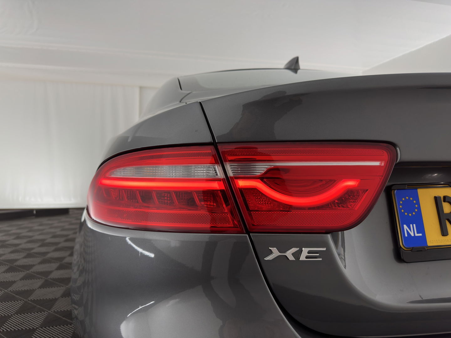 Jaguar XE 2.0 D Prestige [ DISTRIBUTIE-HOORBAAR ] Aut. *LUXURY-LEATHER | XENON | NAVI-FULLMAP | CAMERA | HEATED-COMFORTSEATS | ECC | KEYLESS | SHIFT-PADDLES | LANE-ASSIST |  PDC | CRUISE | TOWBAR | 17''ALU*
