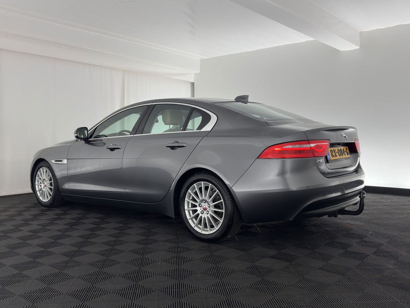 Jaguar XE 2.0 D Prestige [ DISTRIBUTIE-HOORBAAR ] Aut. *LUXURY-LEATHER | XENON | NAVI-FULLMAP | CAMERA | HEATED-COMFORTSEATS | ECC | KEYLESS | SHIFT-PADDLES | LANE-ASSIST |  PDC | CRUISE | TOWBAR | 17''ALU*