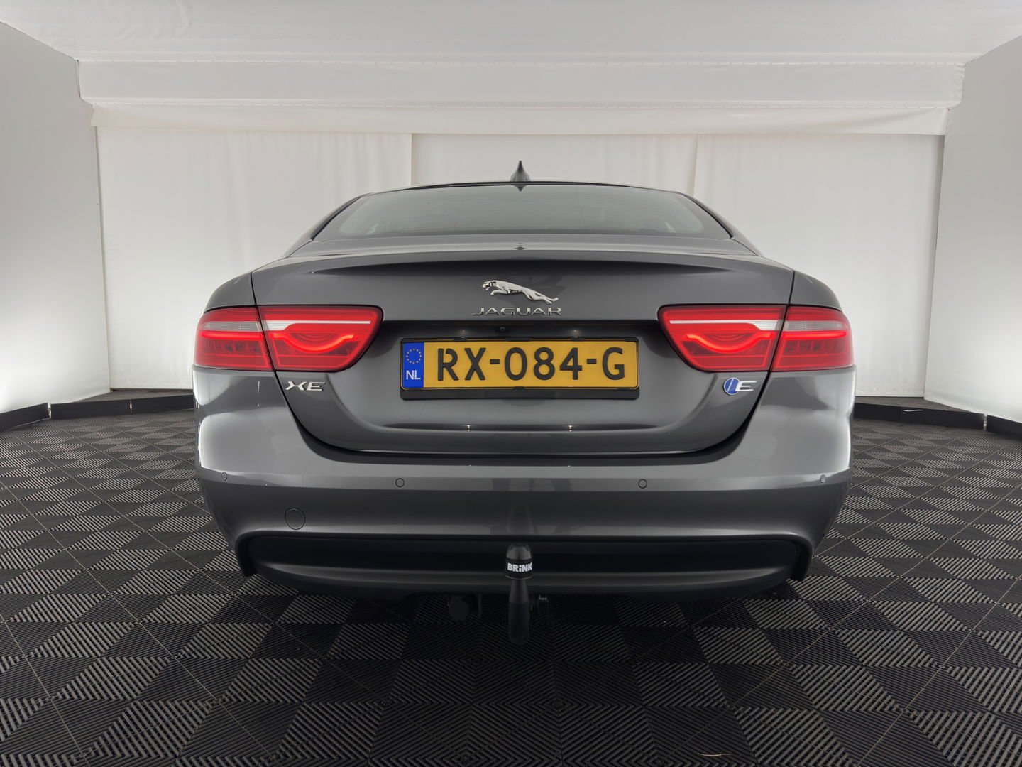 Jaguar XE 2.0 D Prestige [ DISTRIBUTIE-HOORBAAR ] Aut. *LUXURY-LEATHER | XENON | NAVI-FULLMAP | CAMERA | HEATED-COMFORTSEATS | ECC | KEYLESS | SHIFT-PADDLES | LANE-ASSIST |  PDC | CRUISE | TOWBAR | 17''ALU*