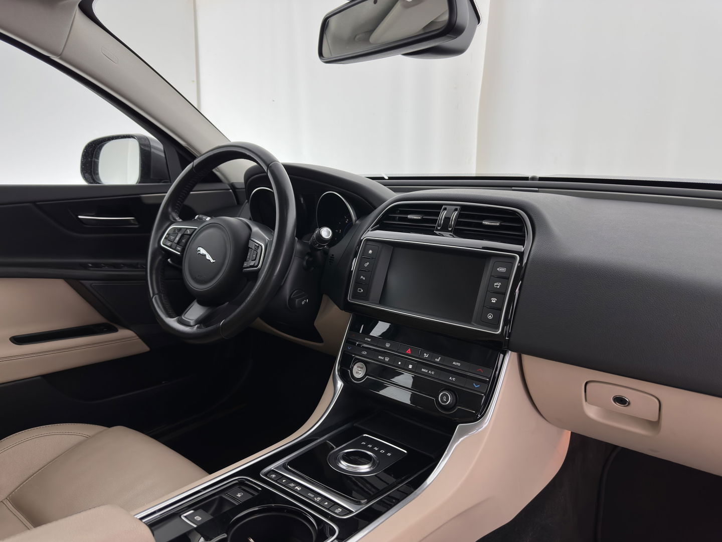 Jaguar XE 2.0 D Prestige [ DISTRIBUTIE-HOORBAAR ] Aut. *LUXURY-LEATHER | XENON | NAVI-FULLMAP | CAMERA | HEATED-COMFORTSEATS | ECC | KEYLESS | SHIFT-PADDLES | LANE-ASSIST |  PDC | CRUISE | TOWBAR | 17''ALU*