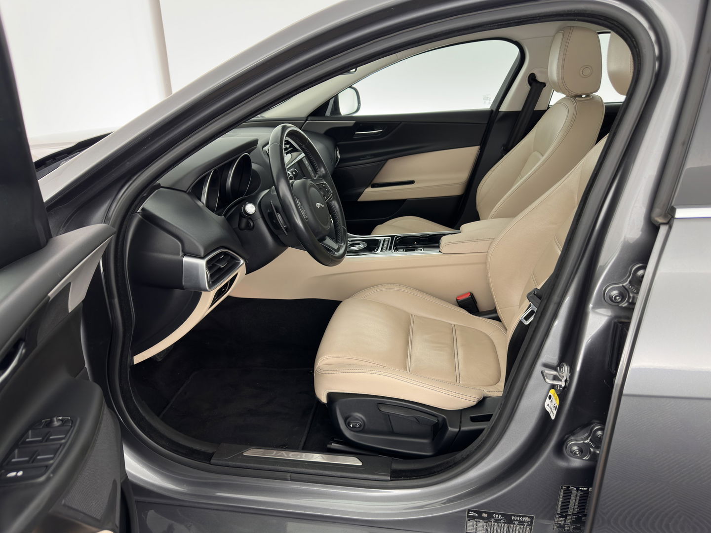 Jaguar XE 2.0 D Prestige [ DISTRIBUTIE-HOORBAAR ] Aut. *LUXURY-LEATHER | XENON | NAVI-FULLMAP | CAMERA | HEATED-COMFORTSEATS | ECC | KEYLESS | SHIFT-PADDLES | LANE-ASSIST |  PDC | CRUISE | TOWBAR | 17''ALU*