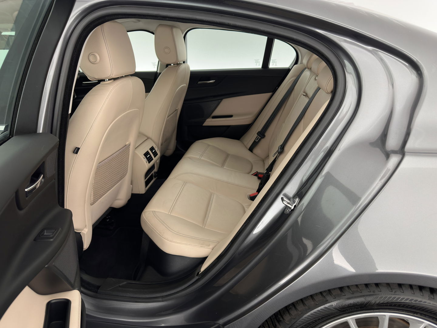 Jaguar XE 2.0 D Prestige [ DISTRIBUTIE-HOORBAAR ] Aut. *LUXURY-LEATHER | XENON | NAVI-FULLMAP | CAMERA | HEATED-COMFORTSEATS | ECC | KEYLESS | SHIFT-PADDLES | LANE-ASSIST |  PDC | CRUISE | TOWBAR | 17''ALU*