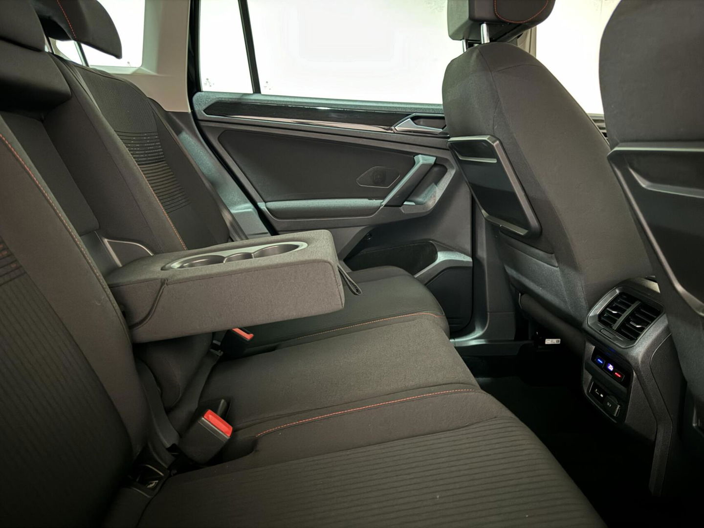 Volkswagen Tiguan 1.4 TSI ACT Carplay ACC Stoelver. Camera Trekh.