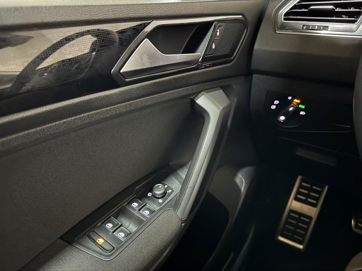 Volkswagen Tiguan 1.4 TSI ACT Carplay ACC Stoelver. Camera Trekh.