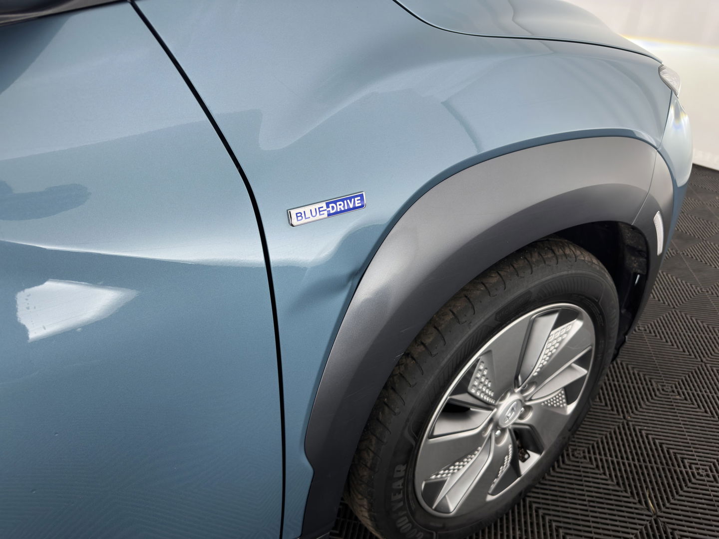 Hyundai KONA EV Premium 64 kWh [ 3-Fase ] {SOH-100%} *PANO | LEATHER | KRELL-AUDIO | HEAD-UP | FULL-LED | NAVI-FULLMAP | DAB | ADAPT.CRUISE | KEYLESS | CAMERA | BLIND-SPOT | LANE-ASSIST | DIGI-COCKPIT | COMFORT-SEATS | TOWBAR | 17''ALU*