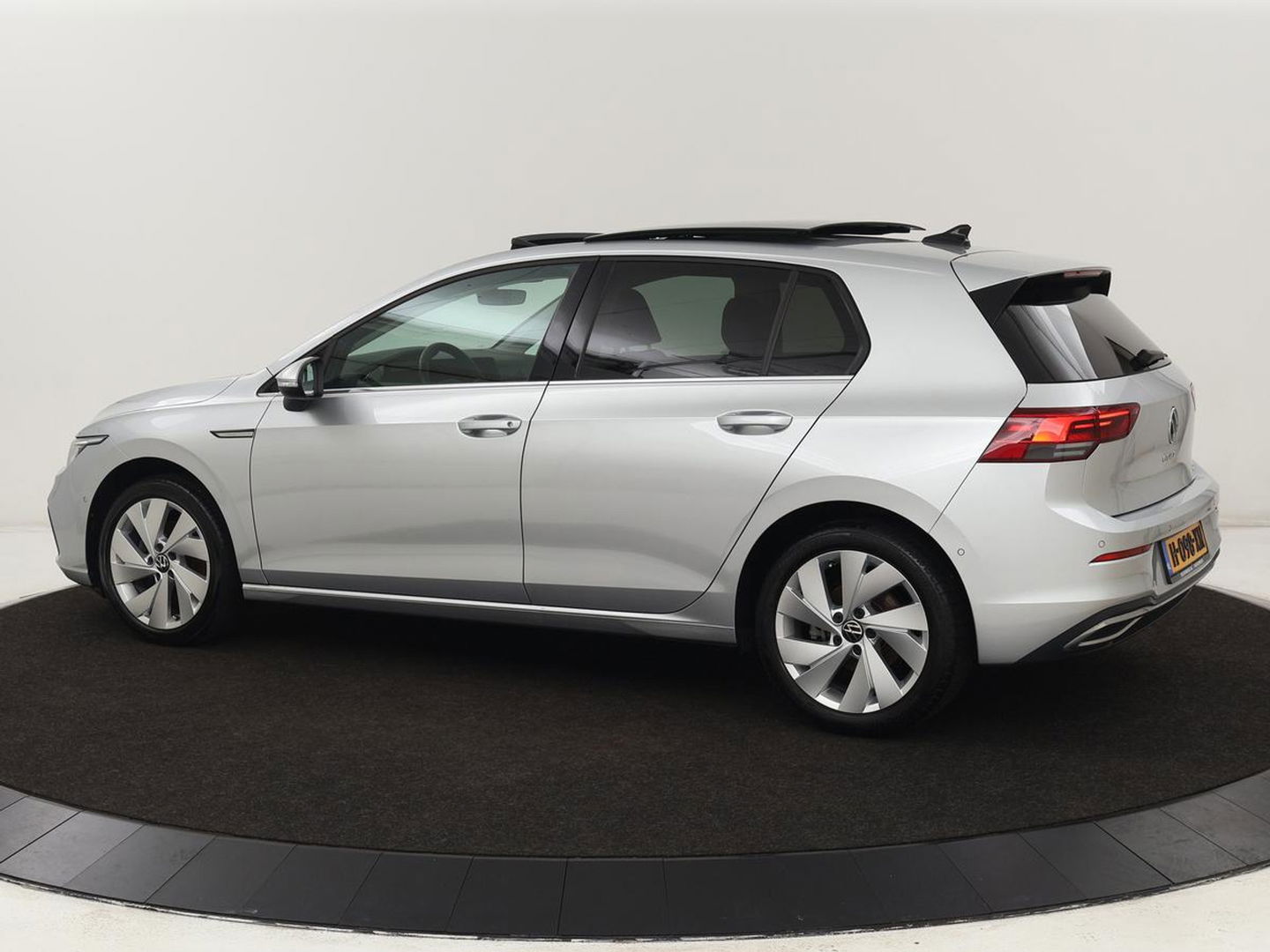 Volkswagen Golf 1.5 eTSI Style | Panoramadak | Automaat 1.5 eTSI Style | Panoramadak | Automaat | Navigatie | Memory | Adaptive cruise | Camera | Park assist | Carplay | Sfeerverlichting | Lane assist